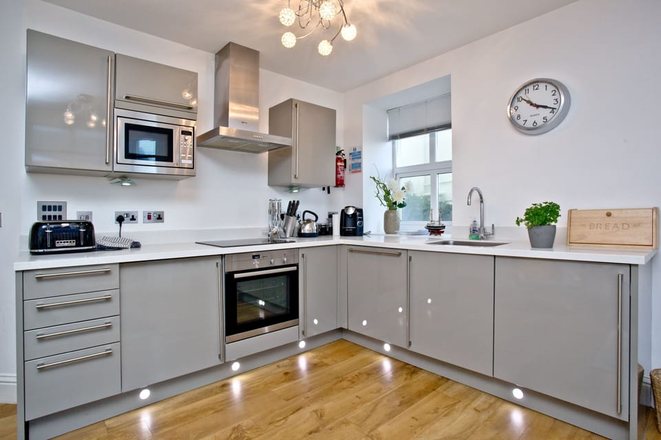 Kitchen with toaster, microwave, kettle - 5 At The Beach