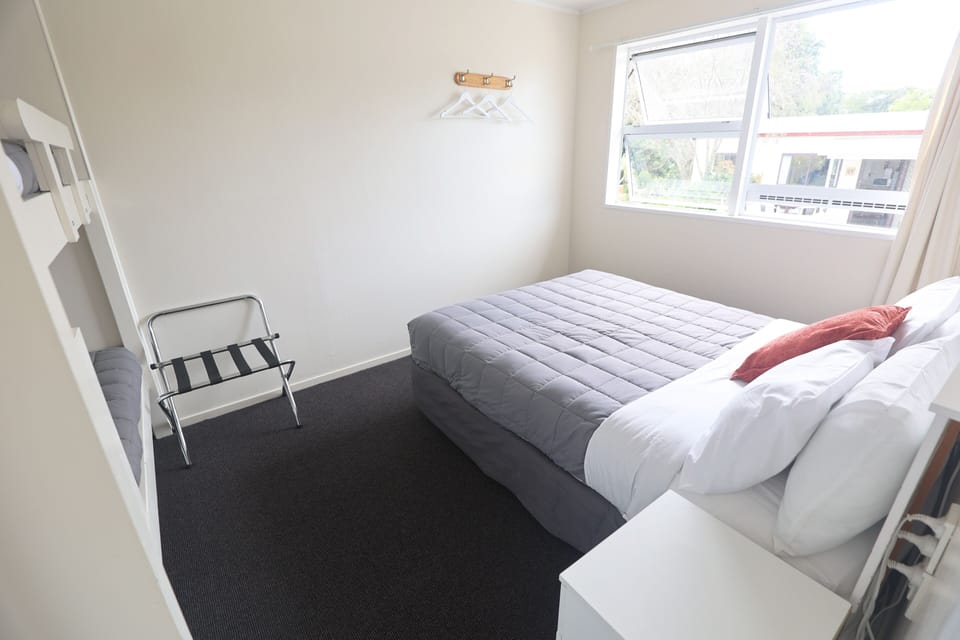 Self Contained Unit Sleeps 6 | Free WiFi