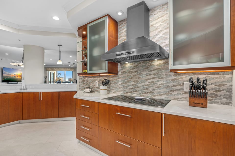 Gourmet Kitchen: five burner cooktop, full set of  knives and utensils. 