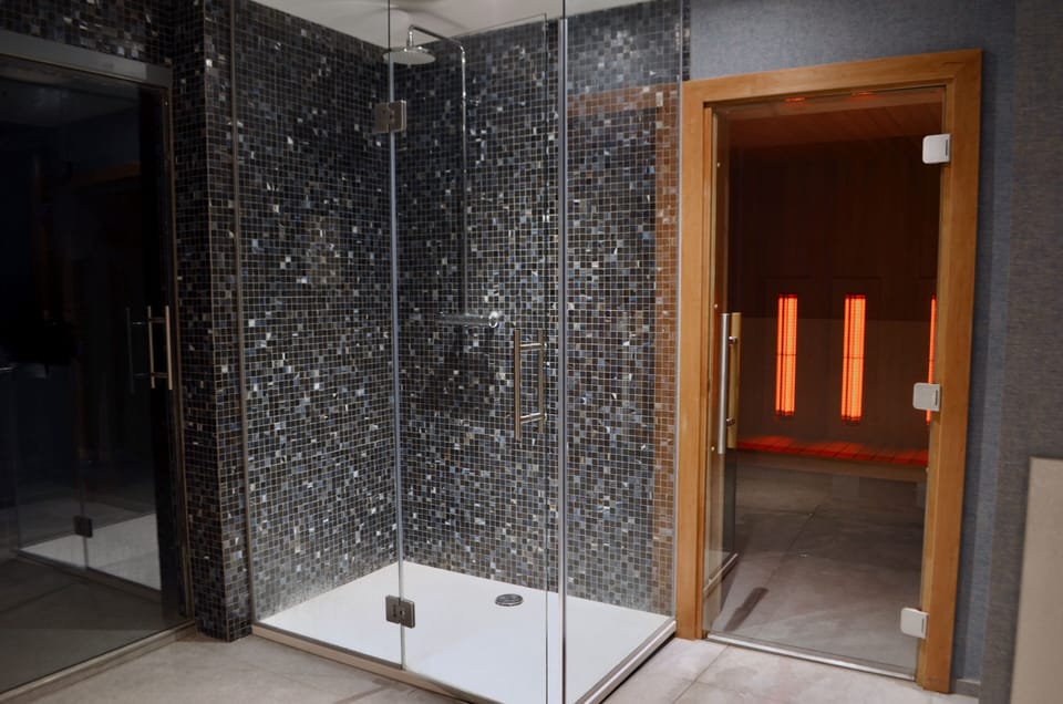Sauna, hot tub, Turkish bath, body treatments, hydrotherapy