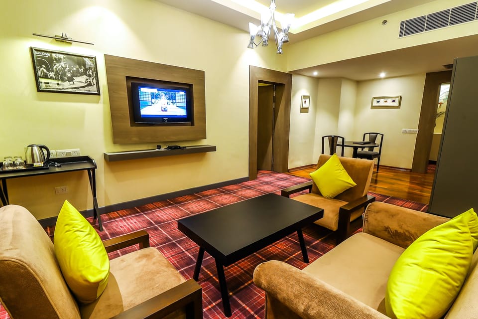 Suite | Living room | LCD TV, fireplace