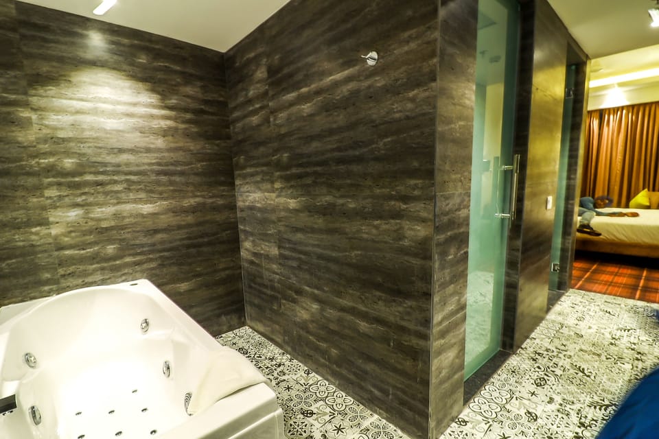 Suite | Bathroom | Shower, free toiletries, towels, soap