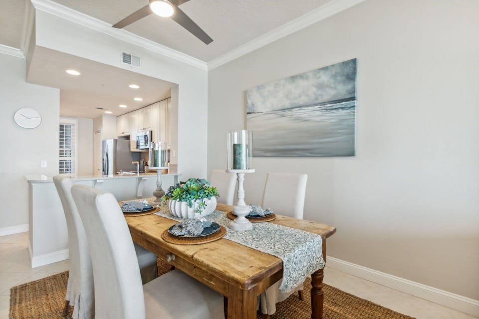 Spacious Dining Area Seating 6