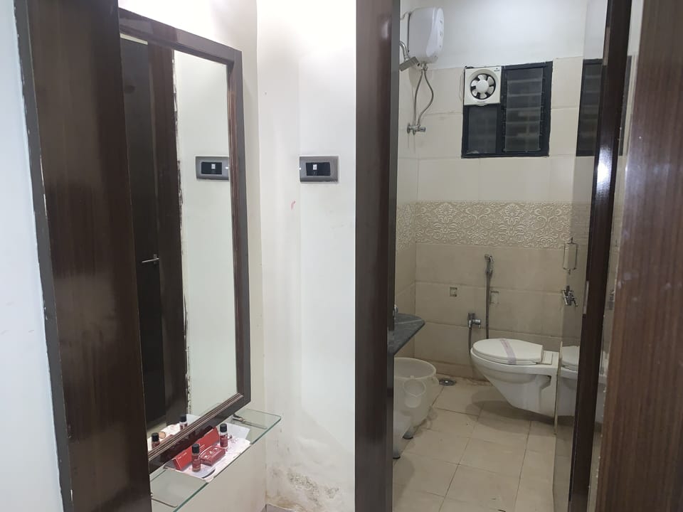 Deluxe Double Room, Accessible, City View | Bathroom | Shower, rainfall showerhead, designer toiletries, slippers
