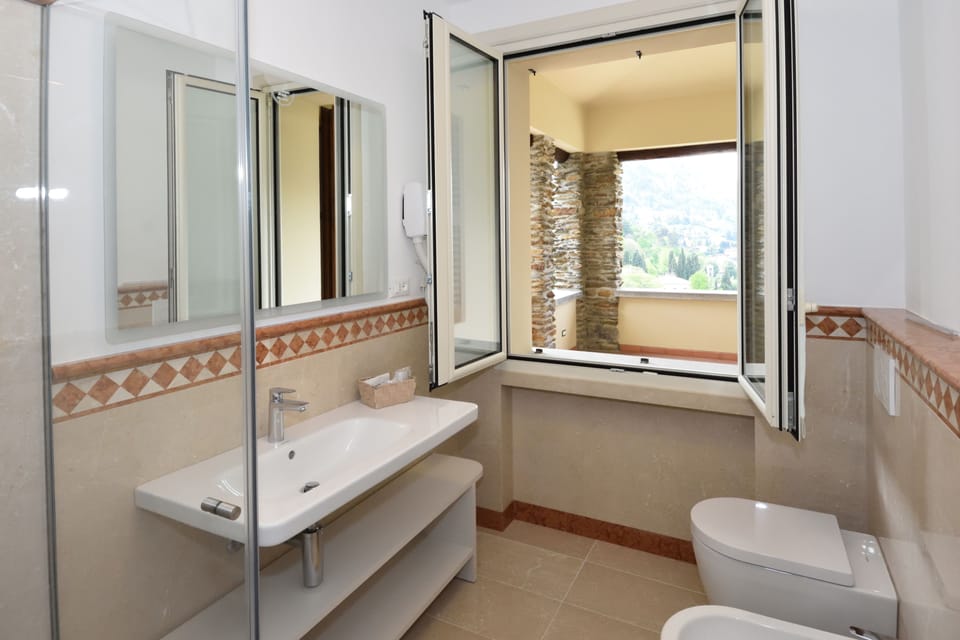 Panoramic Double or Twin Room, Lake View (Classic vista lago - Rosa) | Bathroom | Shower, free toiletries, slippers, bidet