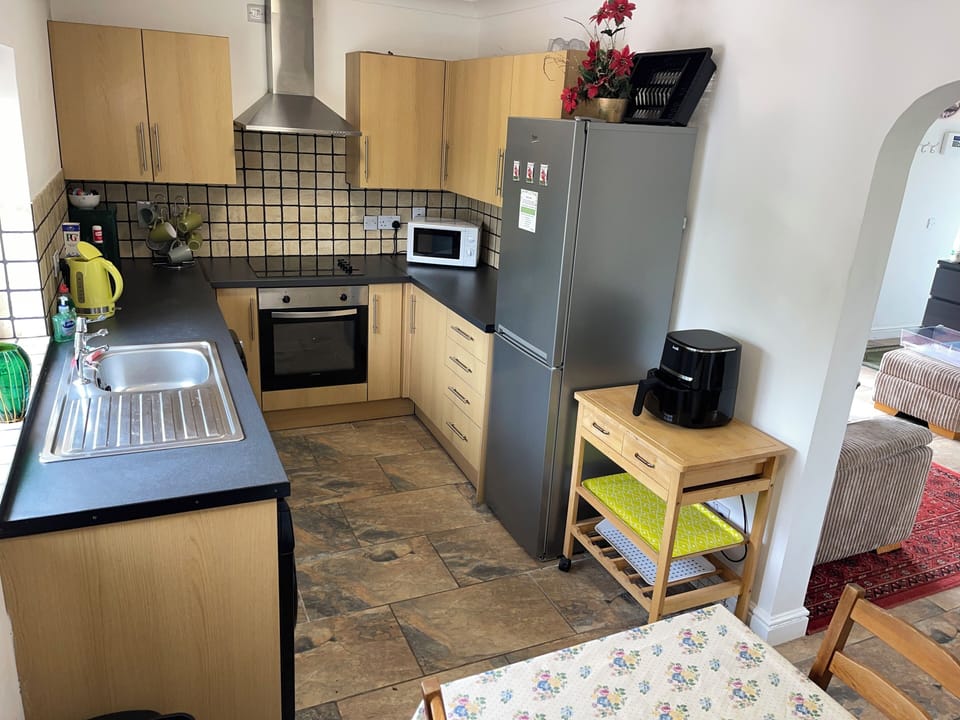 kitchen dining room with ceramic hob, electric oven, fridge freezer, 