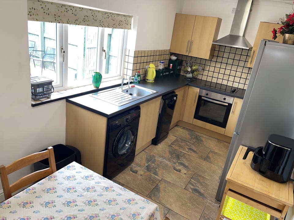 Shows washing machine, slimline dishwasher, Air Fryer, table and chairs