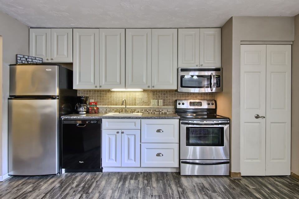 Kitchen - Fully remodeled kitchen with new appliances