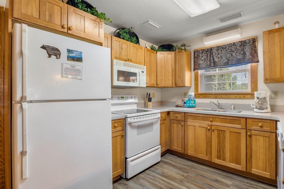 Condo, Multiple Beds, Hot Tub | Private kitchen | Fridge, microwave, oven, stovetop