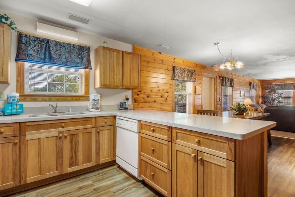 Condo, Multiple Beds, Hot Tub | Private kitchen | Fridge, microwave, oven, stovetop