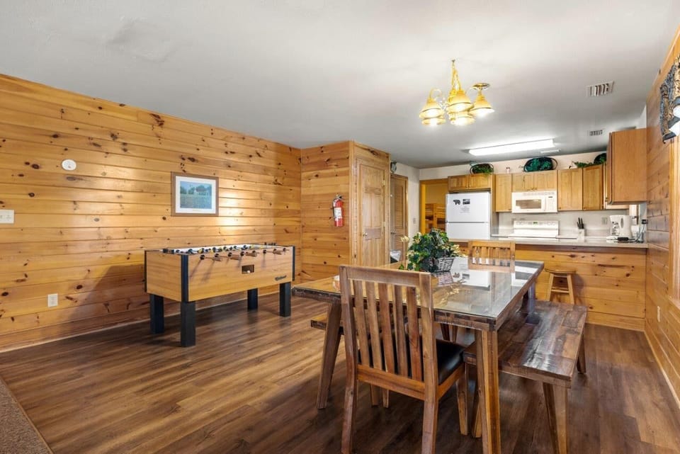 Condo, Multiple Beds, Hot Tub | Dining