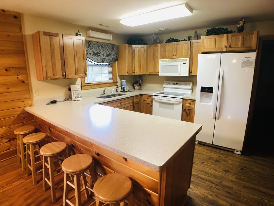 Condo, Multiple Beds, Hot Tub | Private kitchen | Fridge, microwave, oven, stovetop