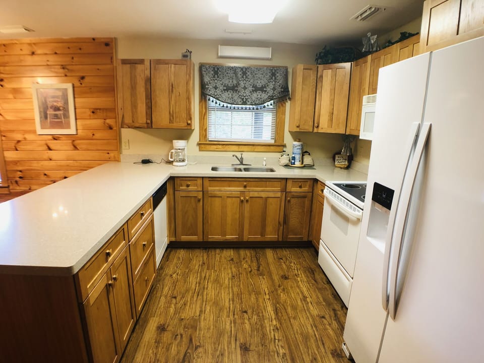 Condo, Multiple Beds, Hot Tub | Private kitchen | Fridge, microwave, oven, stovetop