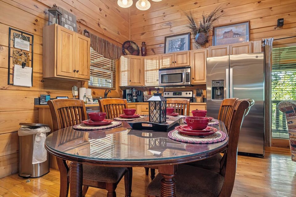 Cabin, Multiple Beds, Hot Tub, Mountain View | Dining