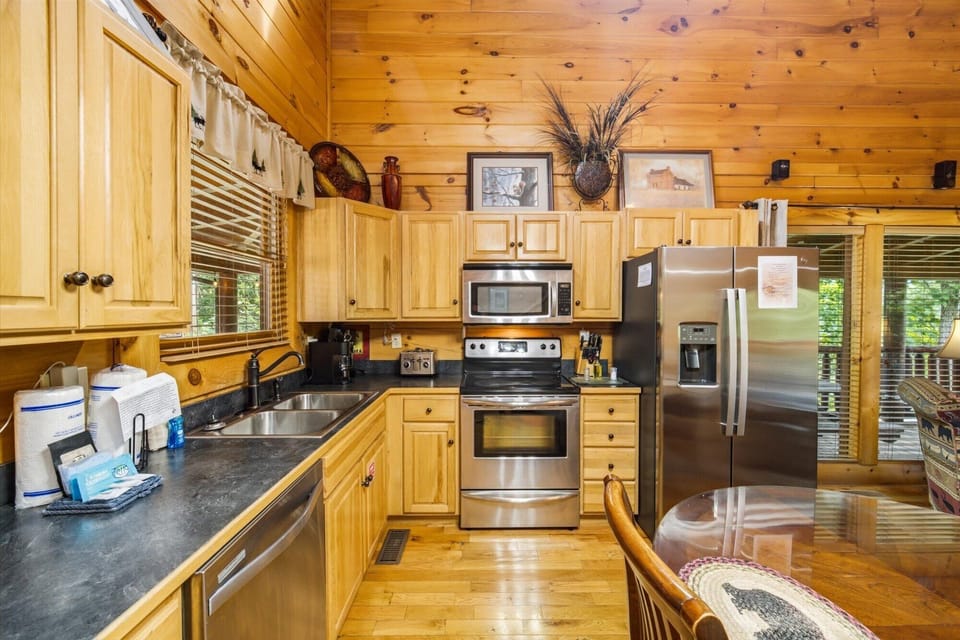 Cabin, Multiple Beds, Hot Tub, Mountain View | Private kitchen | Coffee/tea maker, fridge, microwave, oven