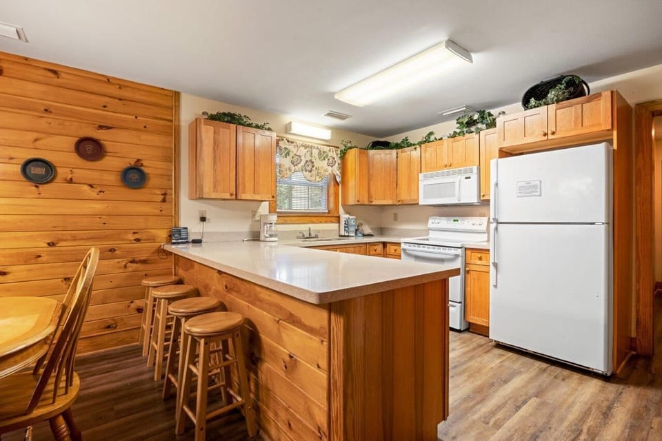 Condo, Multiple Beds, Hot Tub | Private kitchen | Fridge, microwave, oven, stovetop