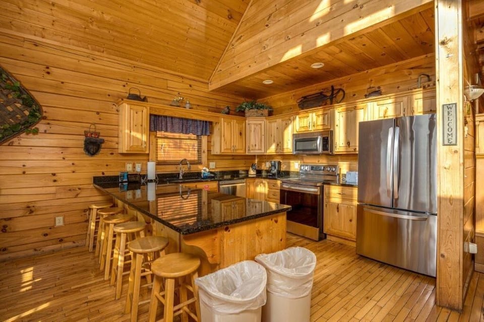 Cabin, Multiple Beds, Hot Tub, Mountain View | Private kitchen | Fridge, microwave, oven, stovetop