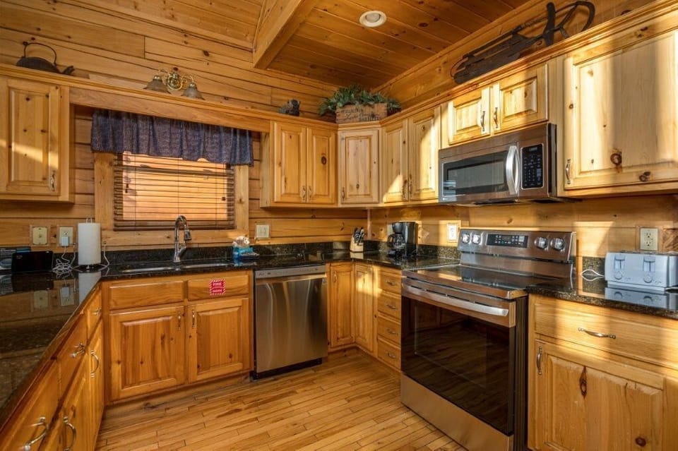 Cabin, Multiple Beds, Hot Tub, Mountain View | Private kitchen | Fridge, microwave, oven, stovetop