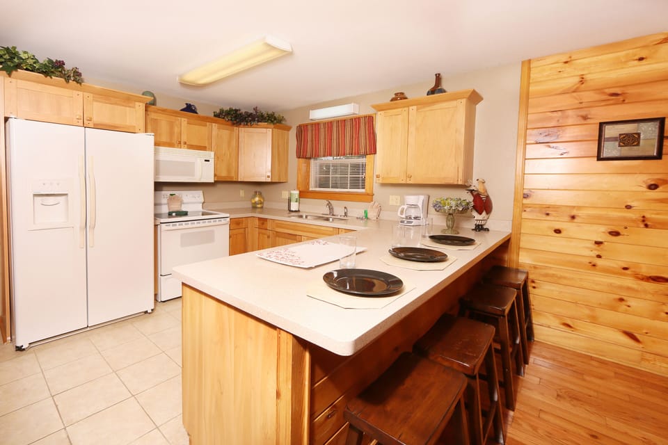 Condo, Multiple Beds, Hot Tub, Mountain View | Private kitchen | Coffee/tea maker, fridge, microwave, oven