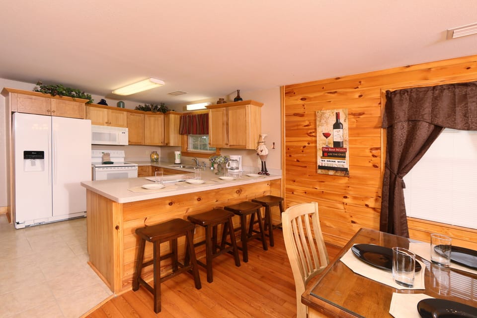 Condo, Multiple Beds, Hot Tub, Mountain View | Private kitchen | Fridge, microwave, oven, stovetop