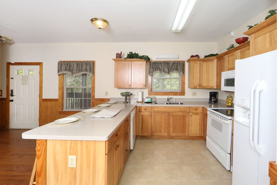 House, Multiple Beds, Hot Tub | Private kitchen | Fridge, microwave, oven, stovetop