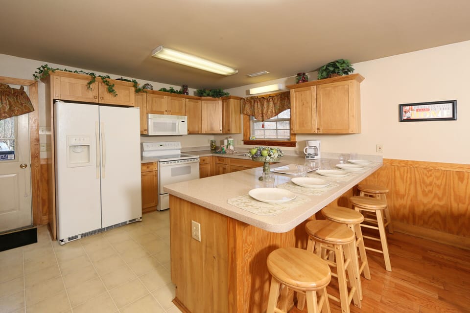 House, Multiple Beds, Hot Tub | Private kitchen | Fridge, microwave, oven, stovetop