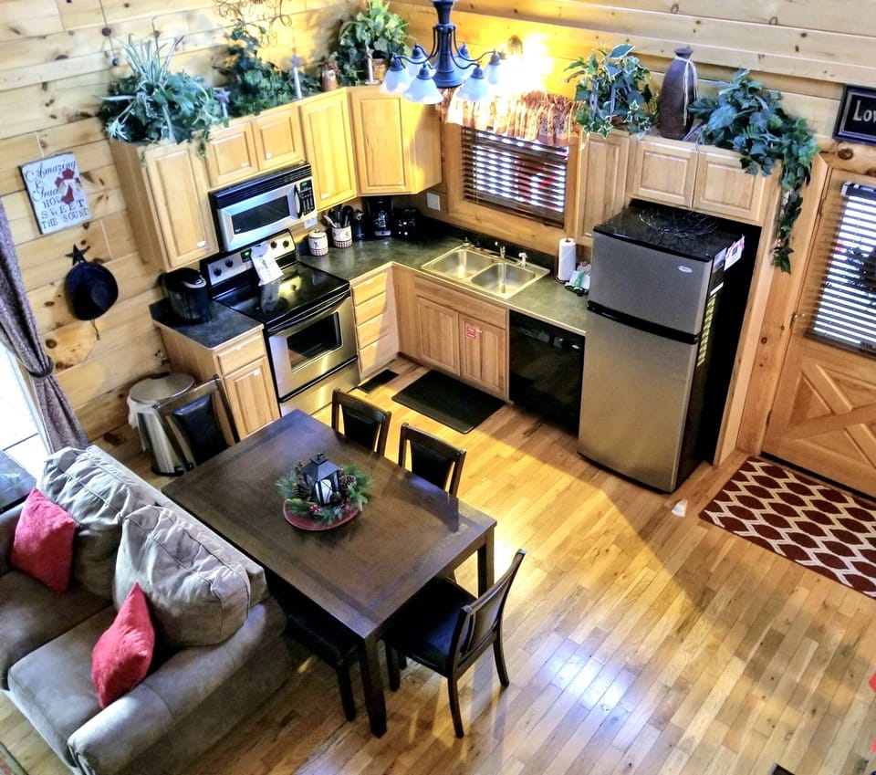 Cabin, Multiple Beds, Hot Tub | Private kitchen | Fridge, microwave, oven, stovetop