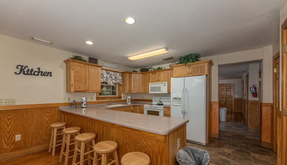 House, Multiple Beds, Hot Tub | Private kitchen | Fridge, microwave, oven, stovetop