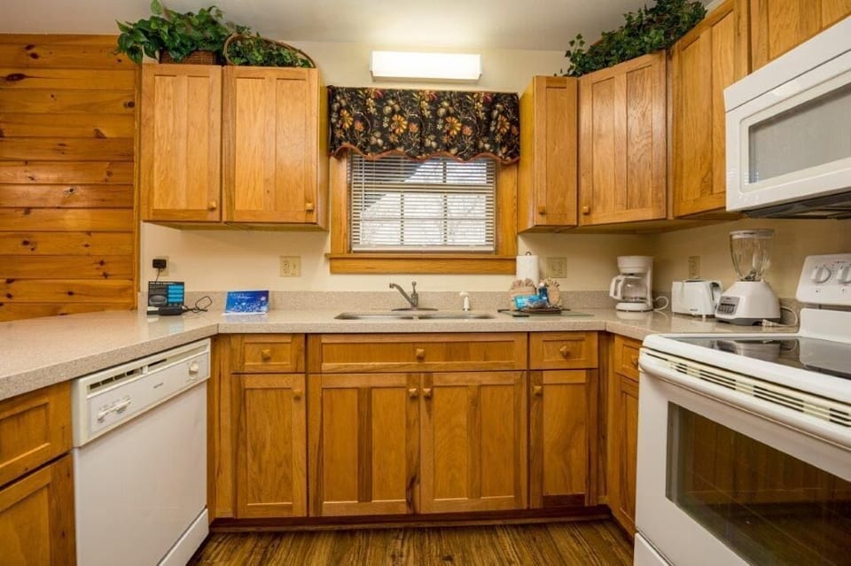 Condo, Multiple Beds, Hot Tub | Private kitchen | Fridge, microwave, oven, stovetop