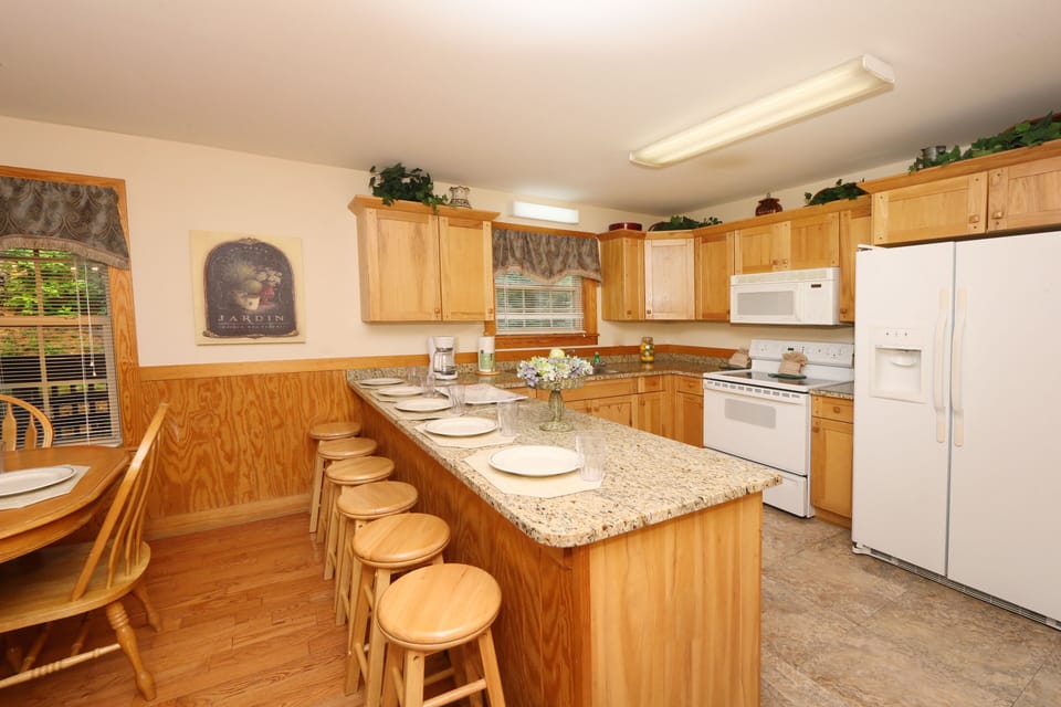 House, Multiple Beds, Hot Tub | Private kitchen | Fridge, microwave, oven, stovetop