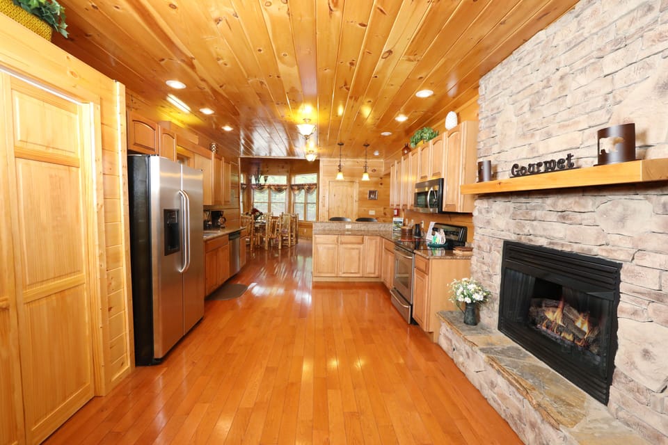 Cabin, Multiple Beds, Hot Tub | Private kitchen | Fridge, microwave, oven, stovetop
