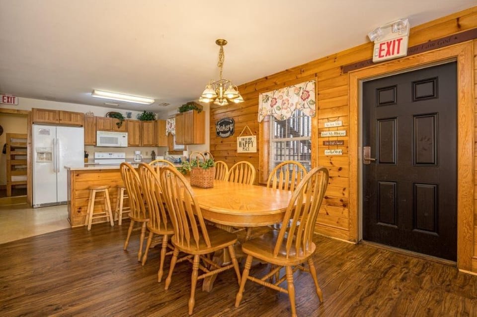 Condo, Multiple Beds, Hot Tub | Dining