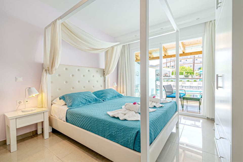 Comfort Swim up Room | Hypo-allergenic bedding, memory foam beds, in-room safe, blackout drapes