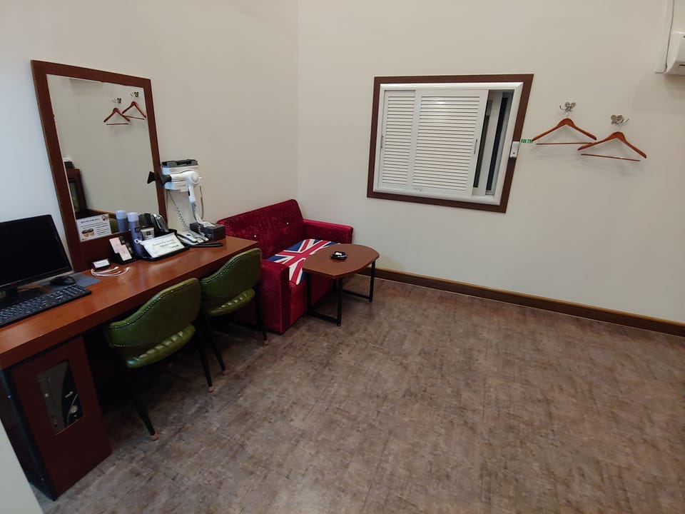Premium Room | Living room | 52-inch LED TV with digital channels, TV, Netflix