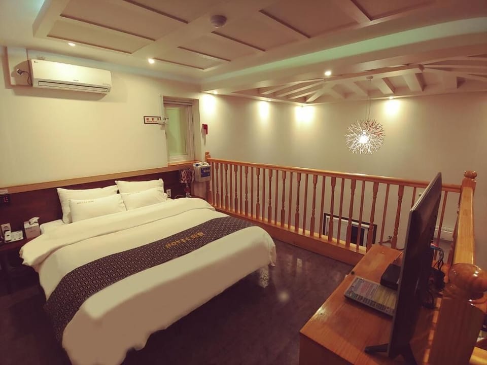 Premium bedding, down comforters, desk, laptop workspace