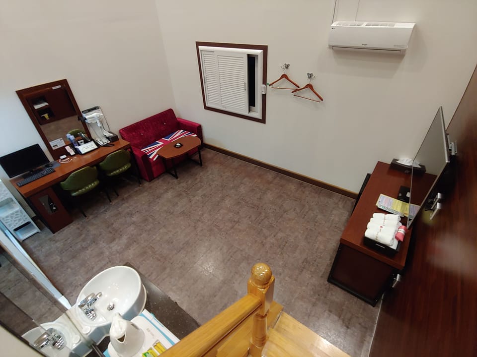 Premium Room | Living area | 52-inch LED TV with digital channels, TV, Netflix