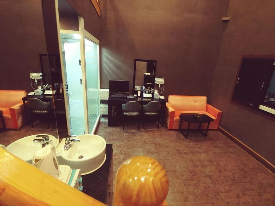 Separate tub and shower, rainfall showerhead, free toiletries
