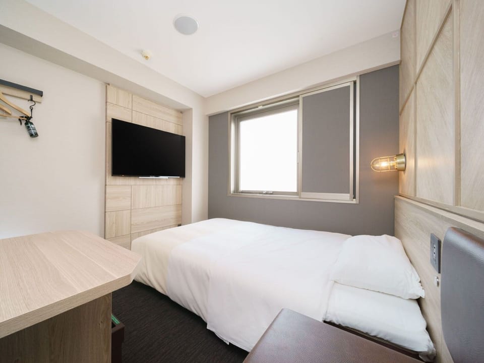 Desk, soundproofing, WiFi (free), bed sheets