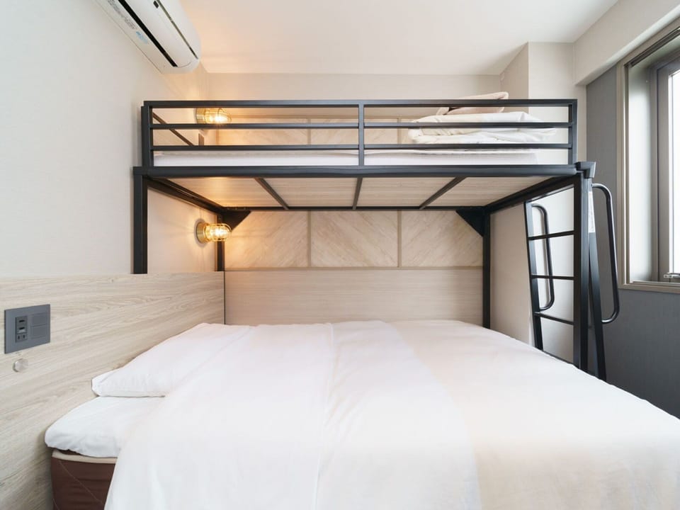 Desk, soundproofing, WiFi (free), bed sheets