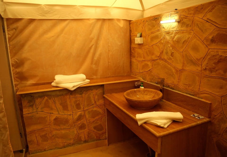 Shower, rainfall showerhead, free toiletries, towels