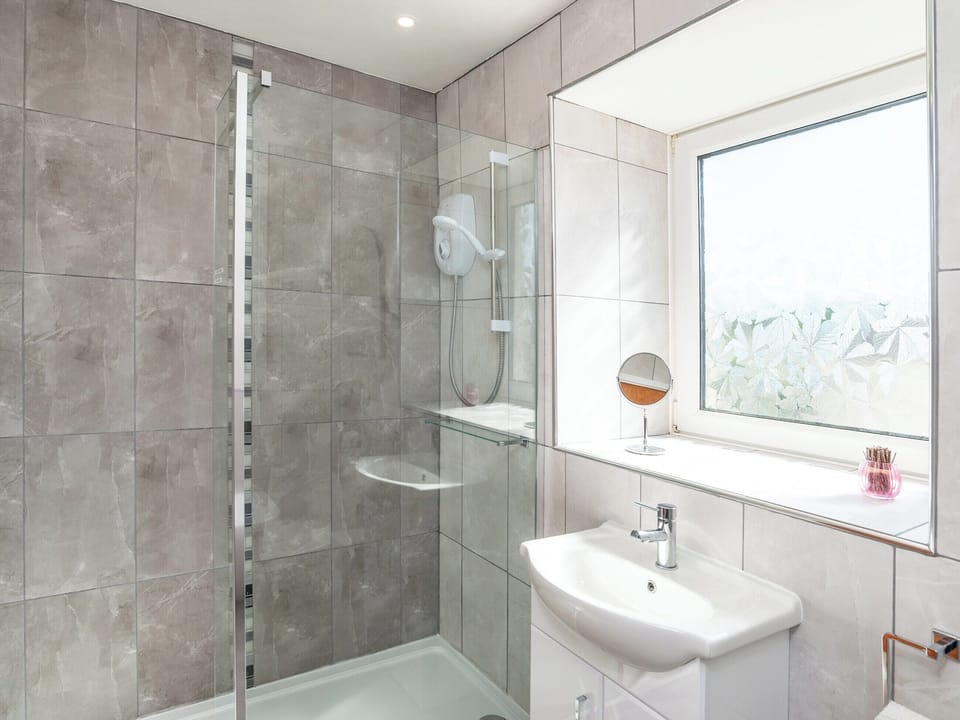 Light and airy shower room | Porto Seguro, Brixham