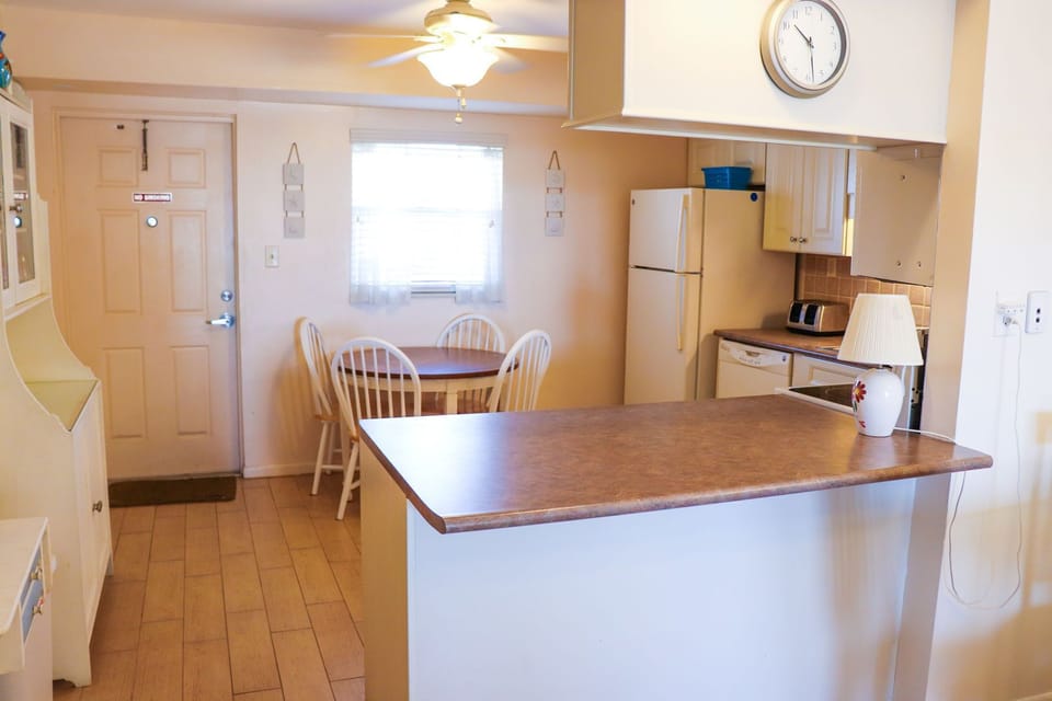 Kitchen/Entry