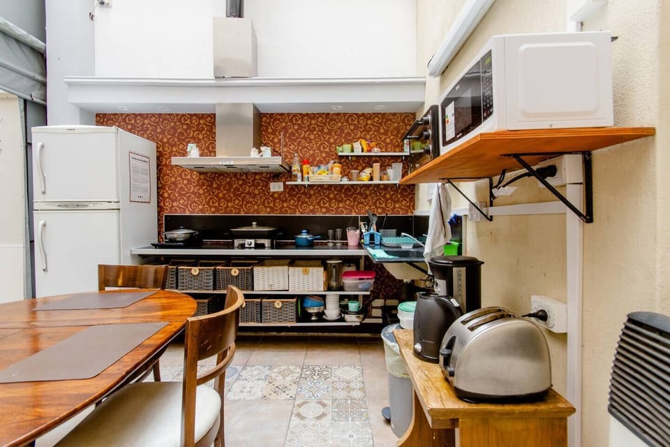 Full-size fridge, microwave, oven, stovetop