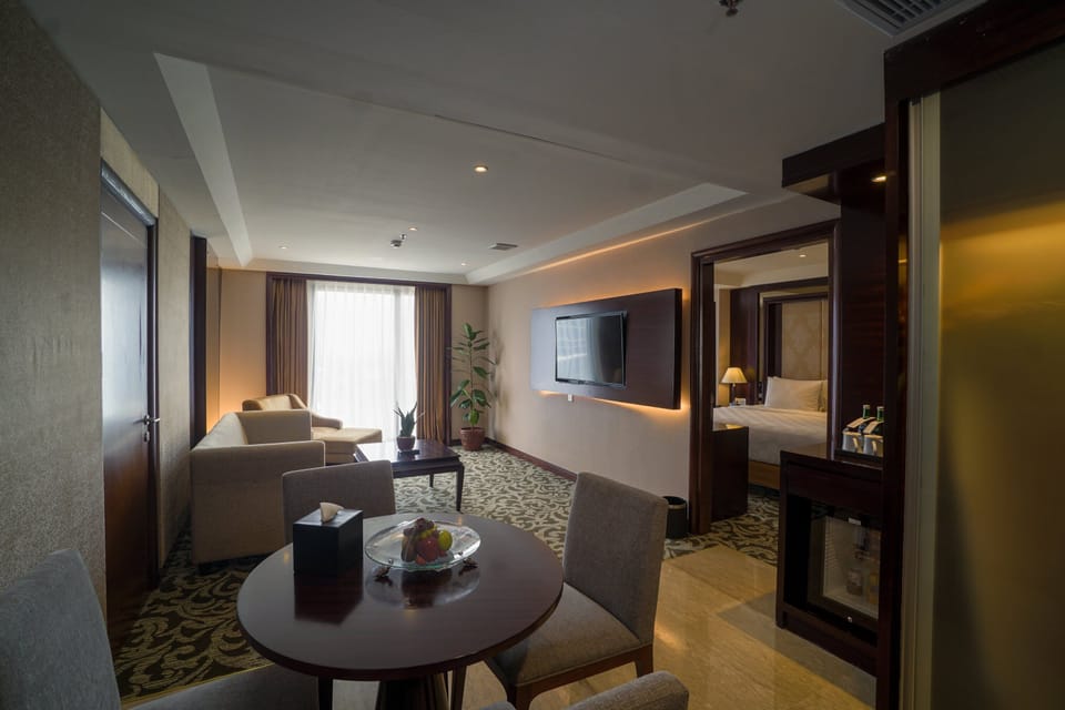 Suite | Minibar, in-room safe, desk, blackout drapes