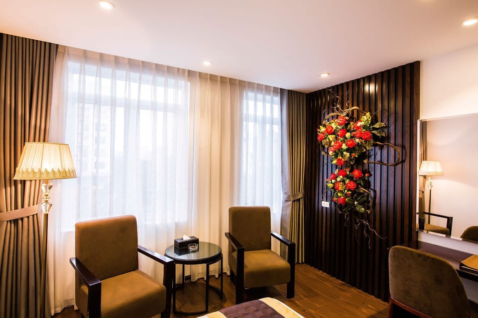 Deluxe Room | Minibar, in-room safe, desk, laptop workspace