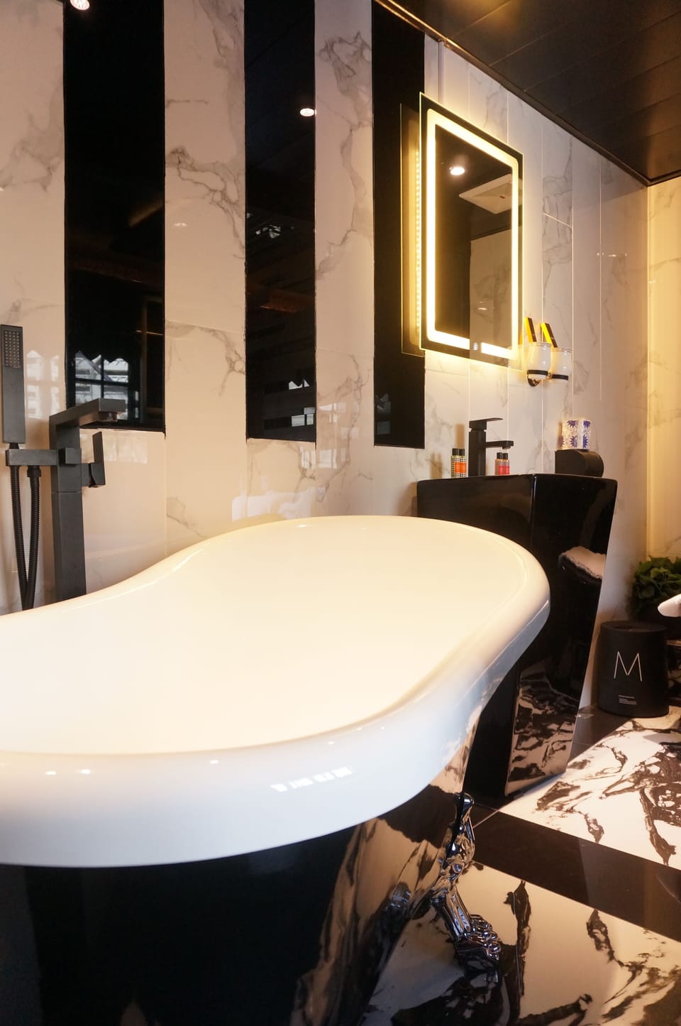 Design Double Room, City View | Bathroom | Deep soaking tub, rainfall showerhead, free toiletries, hair dryer
