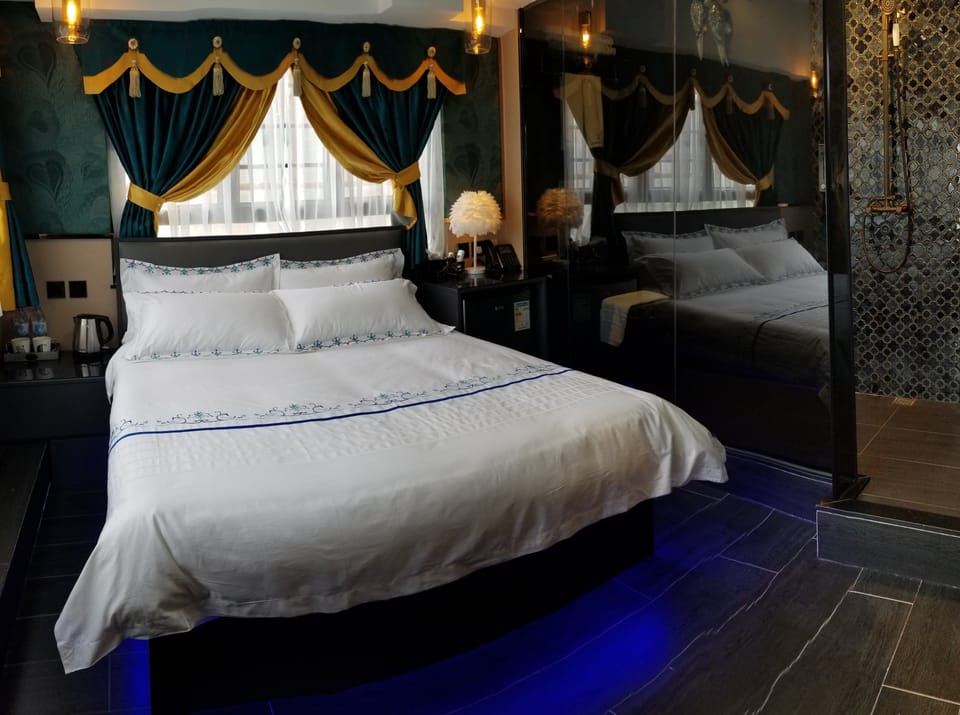 Design Double Room, City View | Individually decorated, individually furnished, blackout drapes