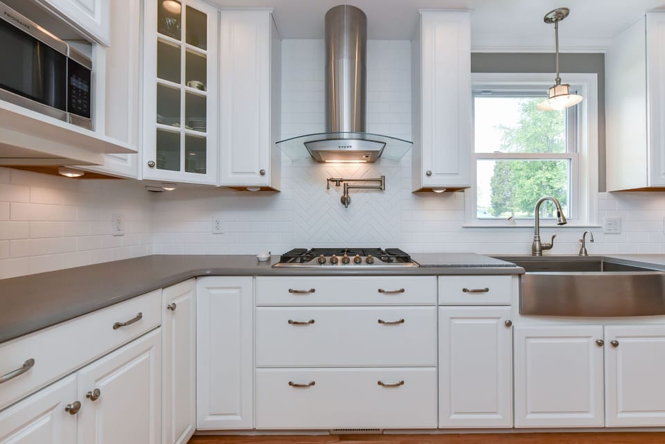 Gas cooktop, farm front sink with instant hot water dispenser and pot filler 
