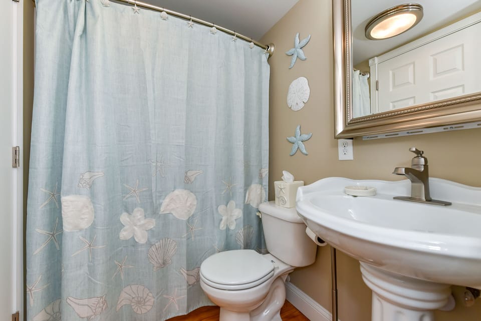2nd floor ensuite full bath with jetted tub/shower, has 2nd door to hallway