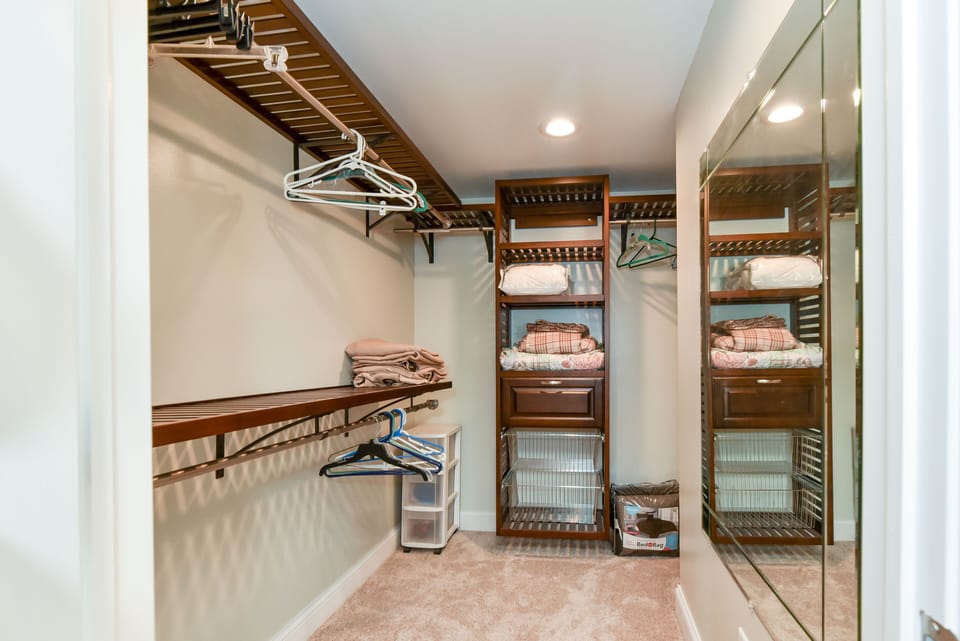 2nd floor Queen bedroom #2 walk-in closet